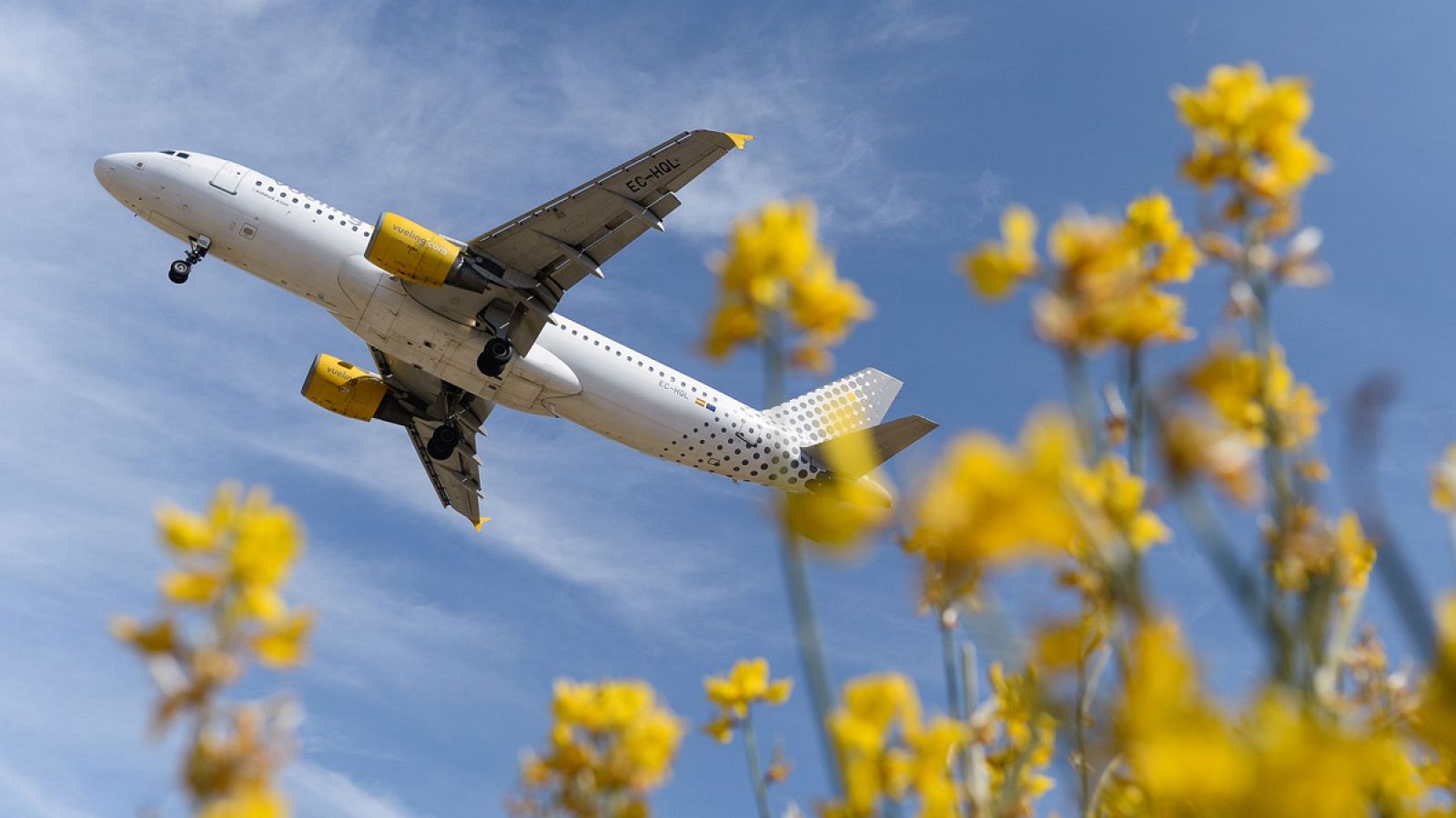 Un avión de Vueling despega del Aeropuerto de Barcelona-El Prat