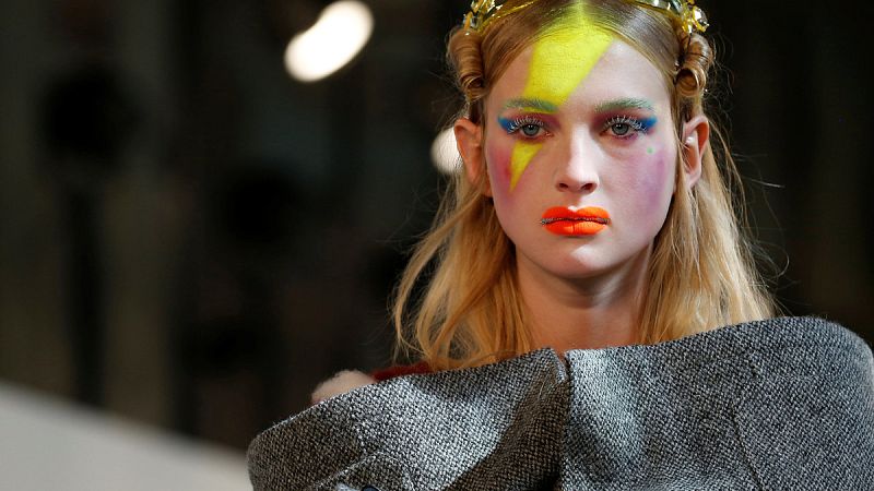 Una de las modelos del desfile de Maison Margiela.