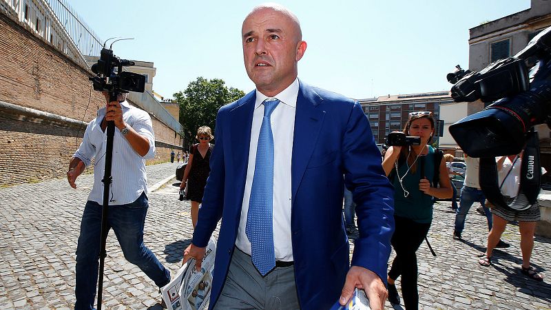 El periodista Gianluigi Nuzzi, uno de los imputados en el caso Vatileaks,  llega al juicio en el Vaticano, el 7 de julio de 2016. REUTERS/Tony Gentile