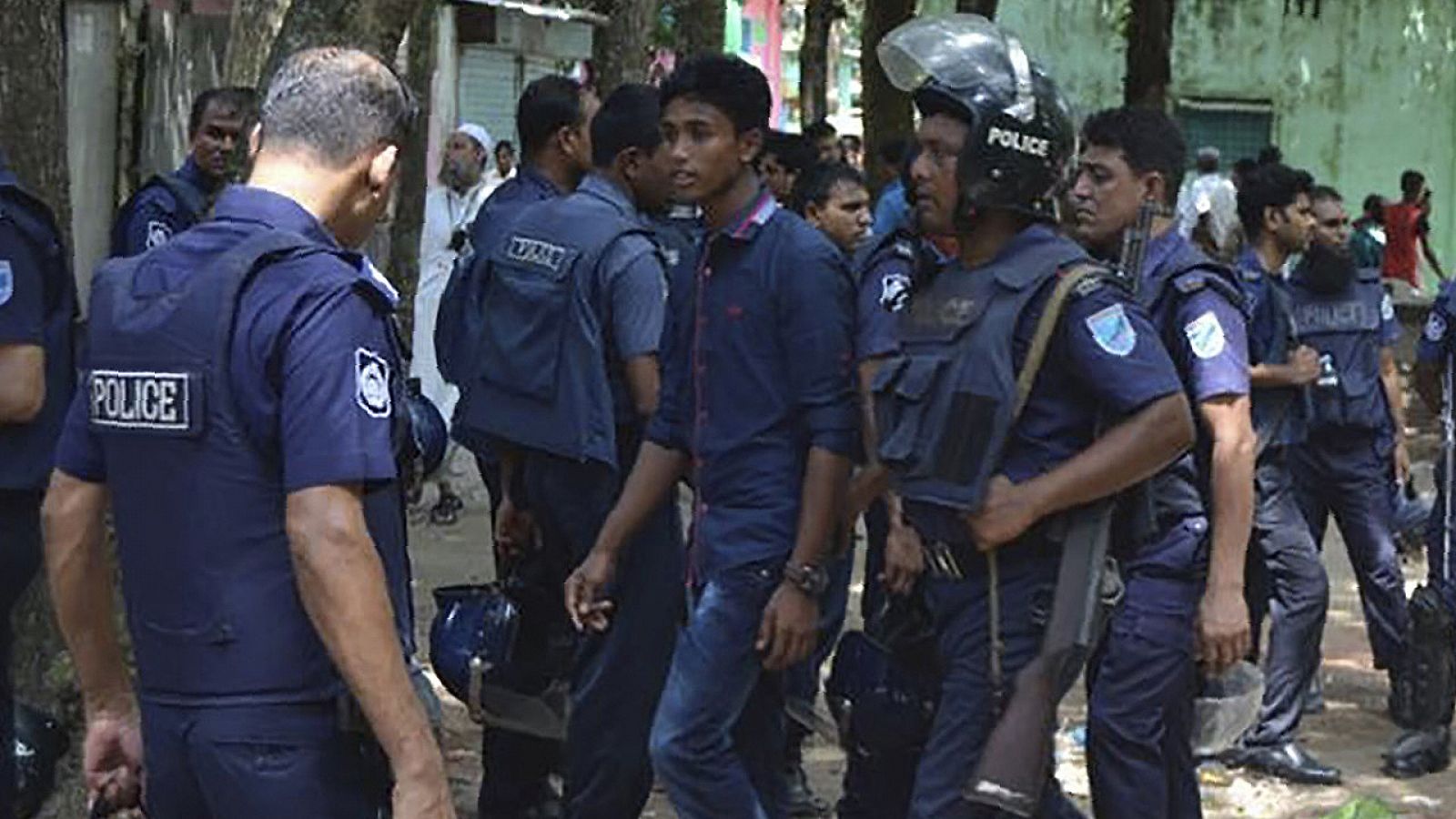 La Policía de Bangladesh realiza detenciones tras el ataque contra un puesto de control en la ciudad de Kishoreganj, coincidiendo con las celebraciones por el fin del Ramadán, el 7 de julio de 2016. AFP/APF