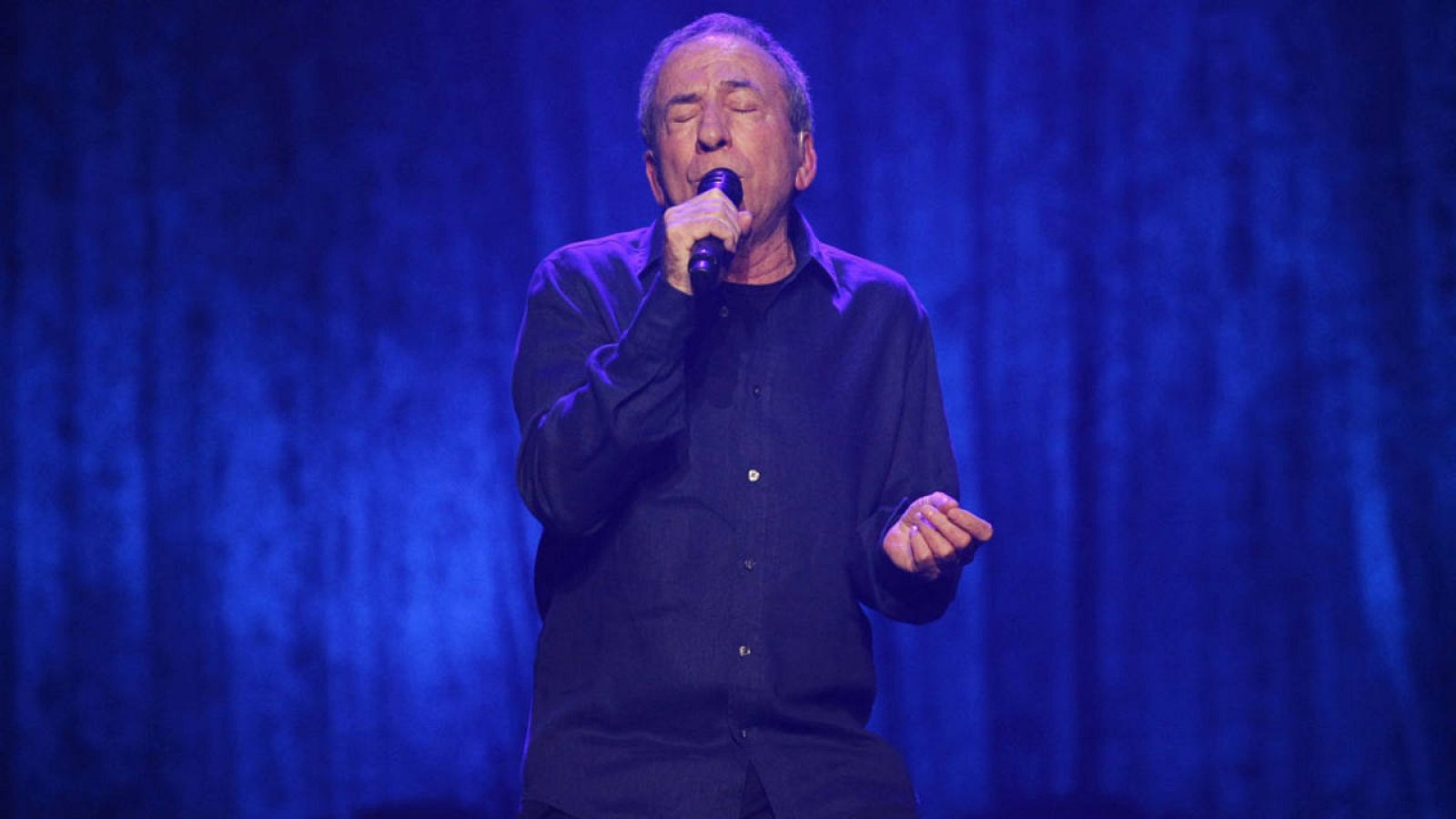 El cantautor José Luis Perales durante su concierto dentro de la II edición del Universal Music Festival en el Teatro Real.