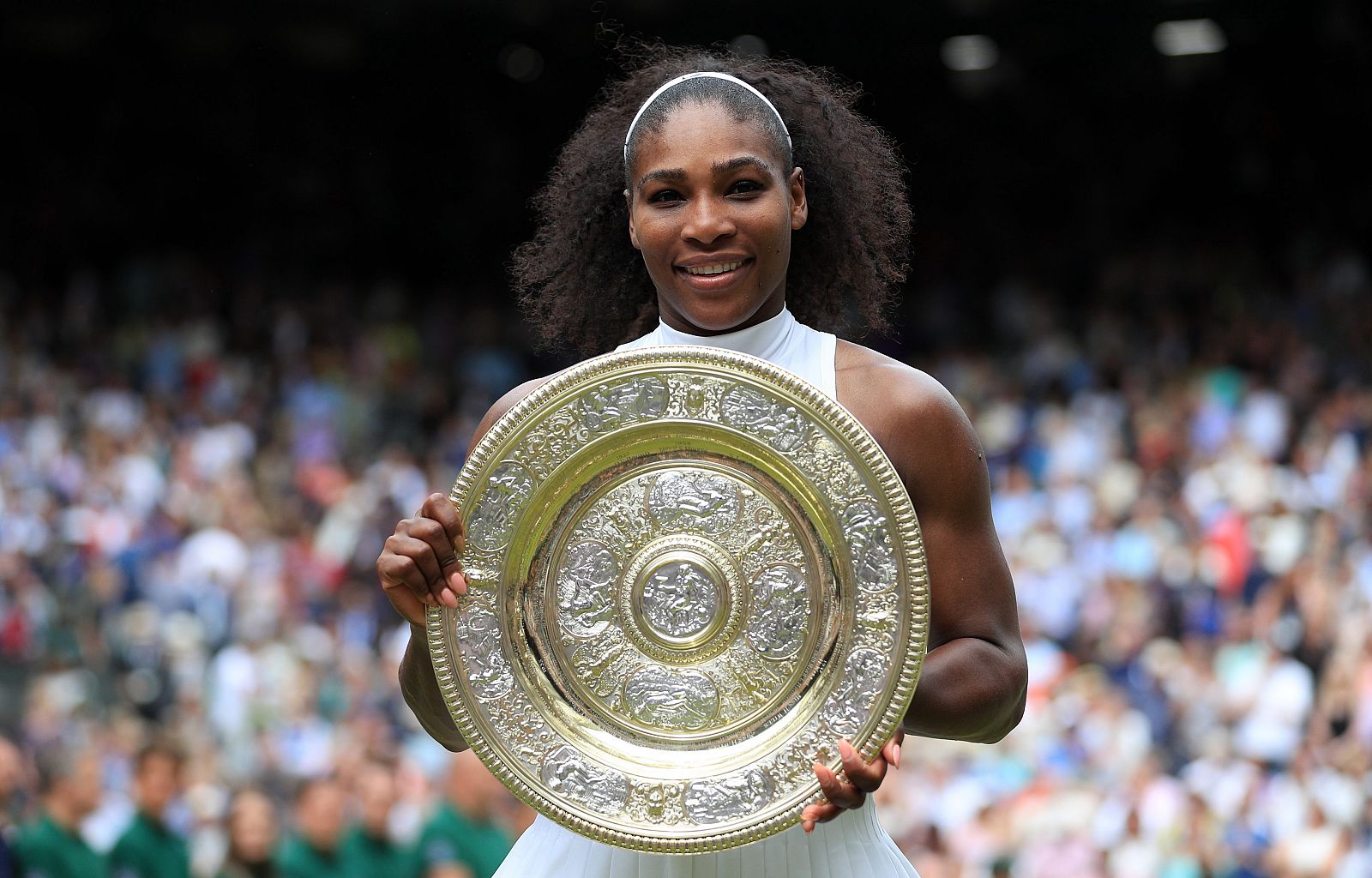 Serena Williams posa para los fotógrafos con el trofeo londinense.