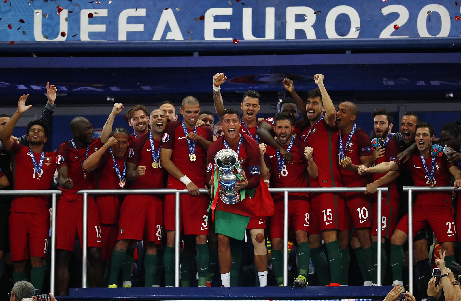 Ronaldo, capitán de Portugal, levanta la Eurocopa