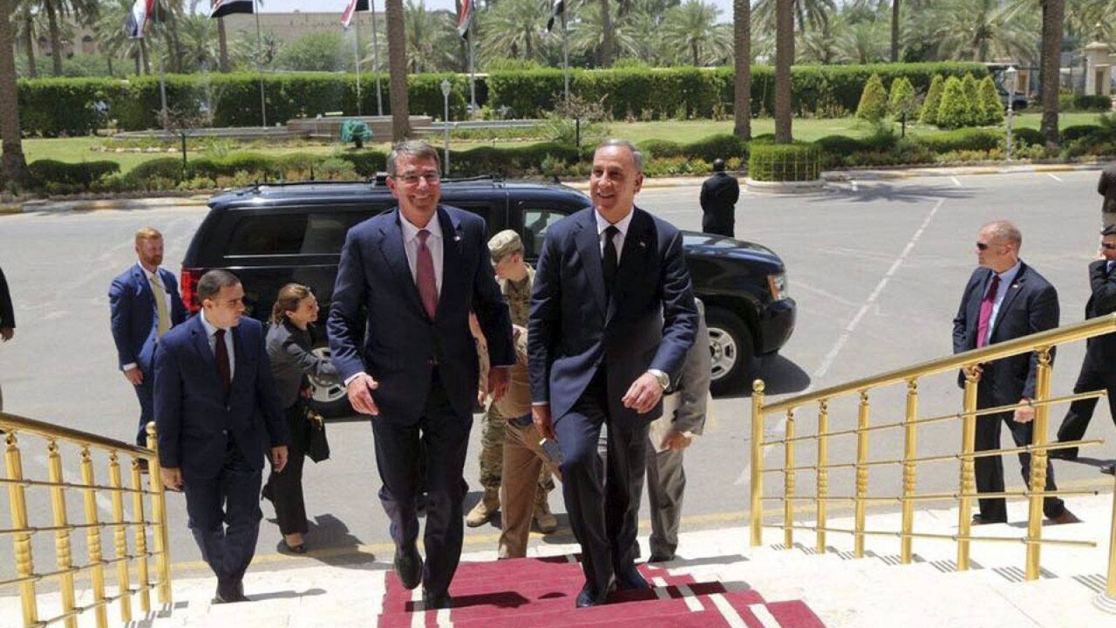 El ministro de Defensa iraquí, Khalid al-Obaidi, dando la bienvenida a Ashton Carter, su homólogo estadounidense, en la sede del Ministerio de Defensa de Bagdad.