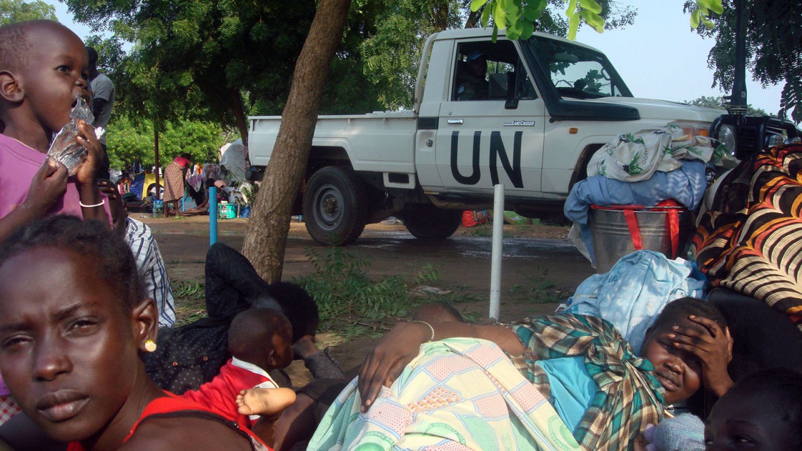 Desplazados por los enfrentamientos en Sudan del Sur junto a la misión de la ONU en YubaTomping, en Juba