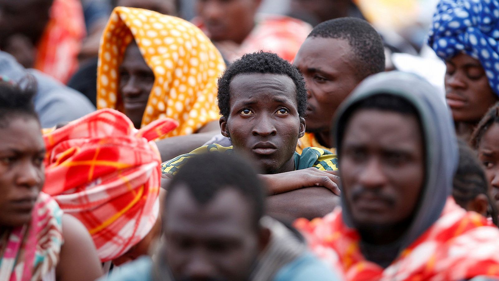 Migrantes a bordo de un barco de Médicos Sin Fronteras (MSF) en el puerto de Augusta, en Sicilia (Italia), el 24 de junio de 2016. REUTERS/Antonio Parrinello