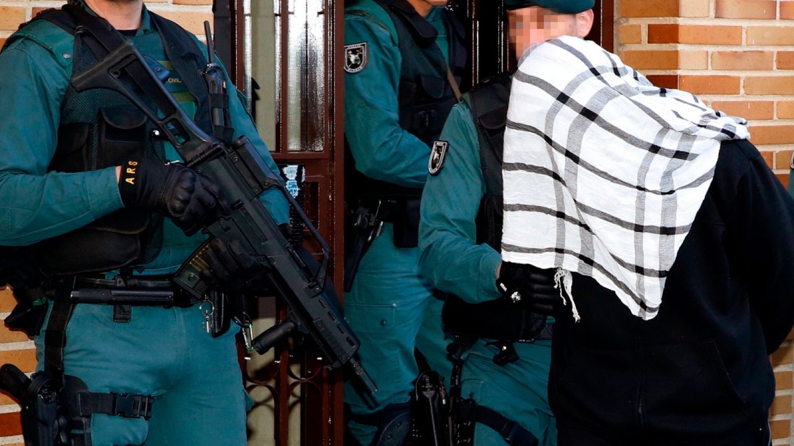 La Guardia Civil detiene en Pinto (Madrid) a un presunto integrante de una organización que captaba y adoctrinaba yihadistas, el 3 de mayo de 2016.