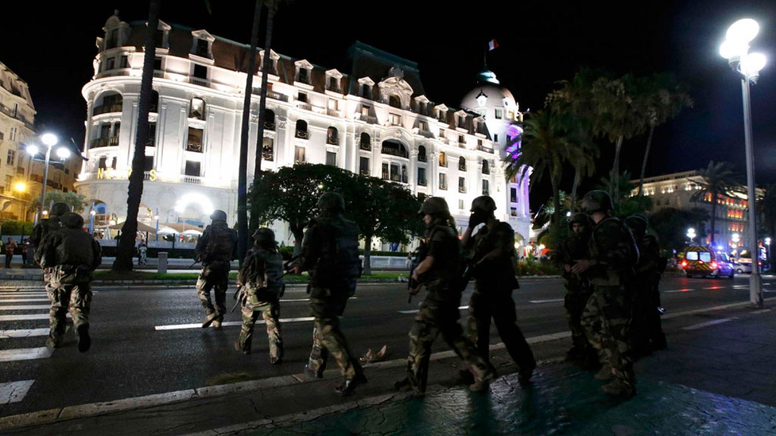 La policía acordona los alrededores del lugar del atentado en Niza