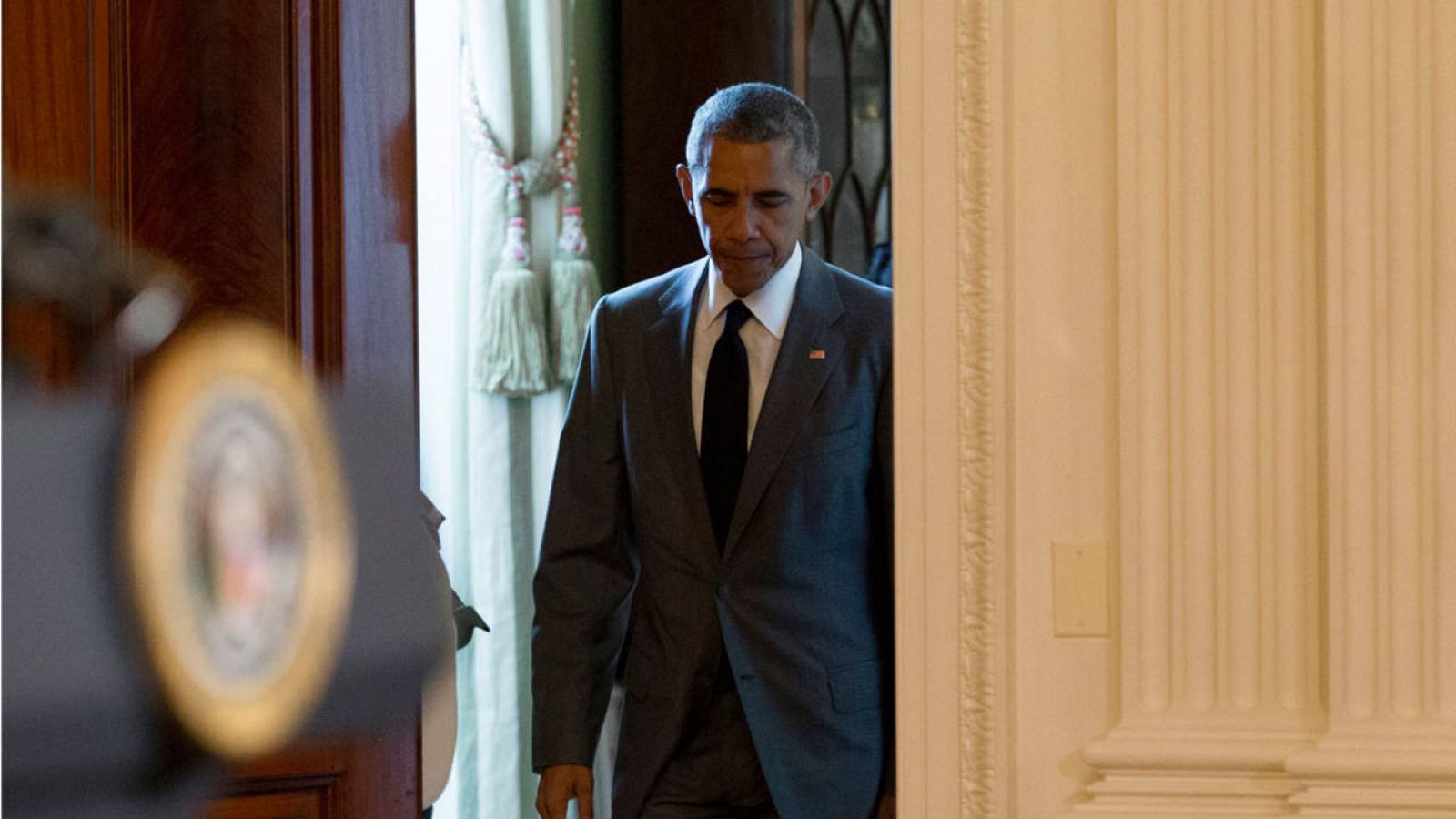 El presidente de Estados Unidos, Barack Obama, llegando a la rueda de prensa para hablar del atentado de Niza el jueves, 14 de julio.