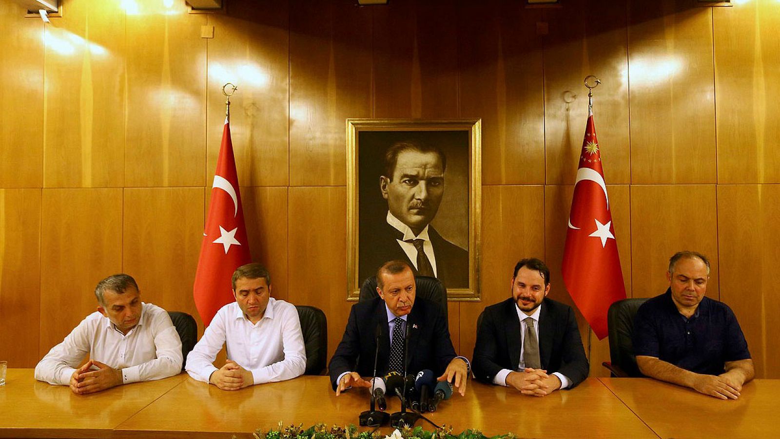 El presidente turco, Recep Tayyip Erdogan, durante la comparecencia en el aeropuerto de Atatürk, en Estambul, tras el intento de golpe de Estado, el 16 de julio de 2016 REUTERS/Huseyin Aldemir