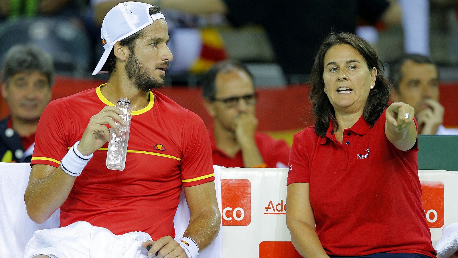 Feliciano López y Conchita Martínez conversan en un descanso del partido de este sábado.