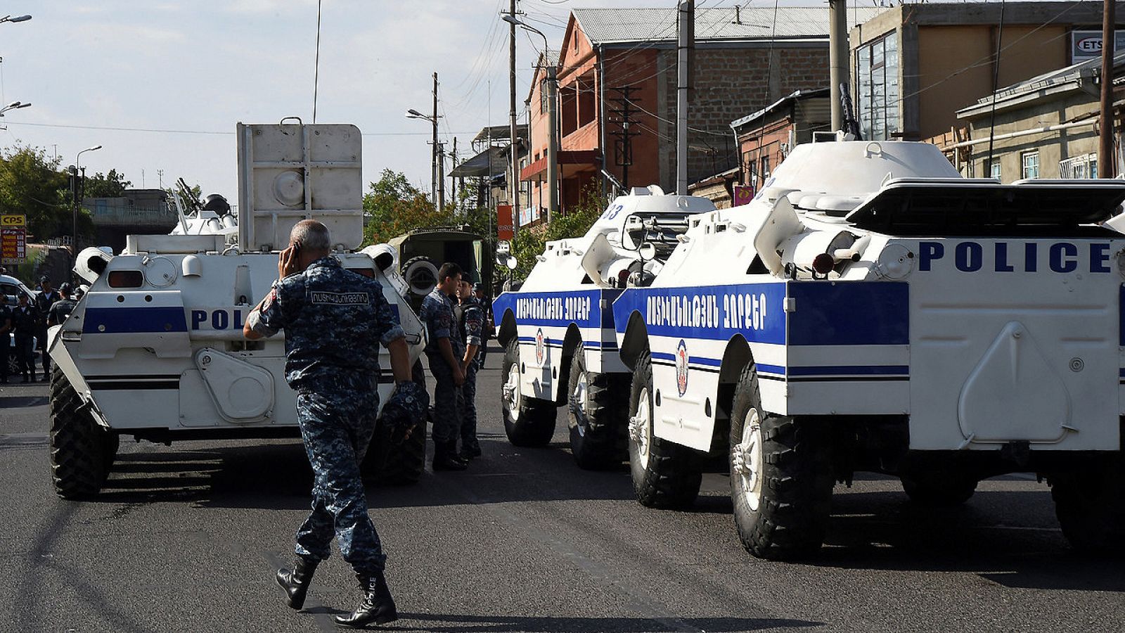 Un cordón policial y tanquetas rodean el edificio de la Policía que ha sido tomado por un grupo armado, en Ereván, capital de Armenia, el 17 de julio de 2016. REUTERS/Melik Baghdasaryan/Photolure