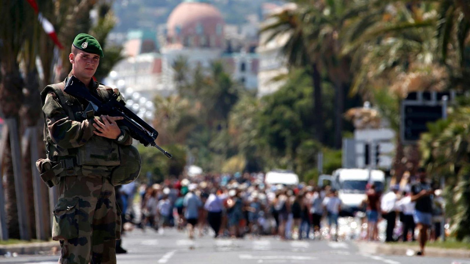 Un soldado custodia el paseo de los Ingleses de Niza durante el homenaje a las víctimas del atentado