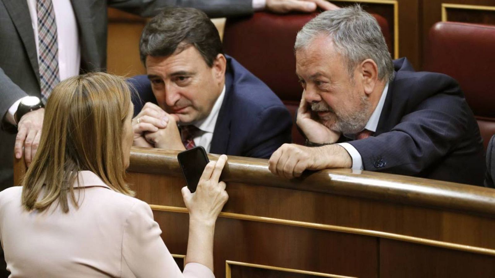 La nueva presidenta del Congreso, Ana Pastor, conversa con el portavoz del PNV, Aitor Esteban (c) y el diputado Pedro Azpiazu, en el Congreso.