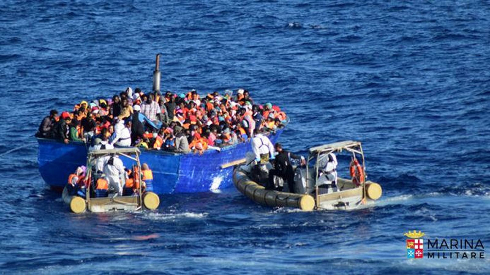 Imagen de uno de los últimos rescate de inmigrantes por parte de la marina italiana frente a la costa de Sicilia.