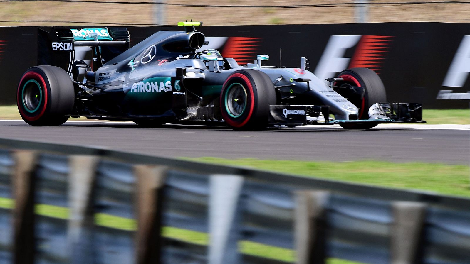 Mercedes domina en los entrenamientos libres