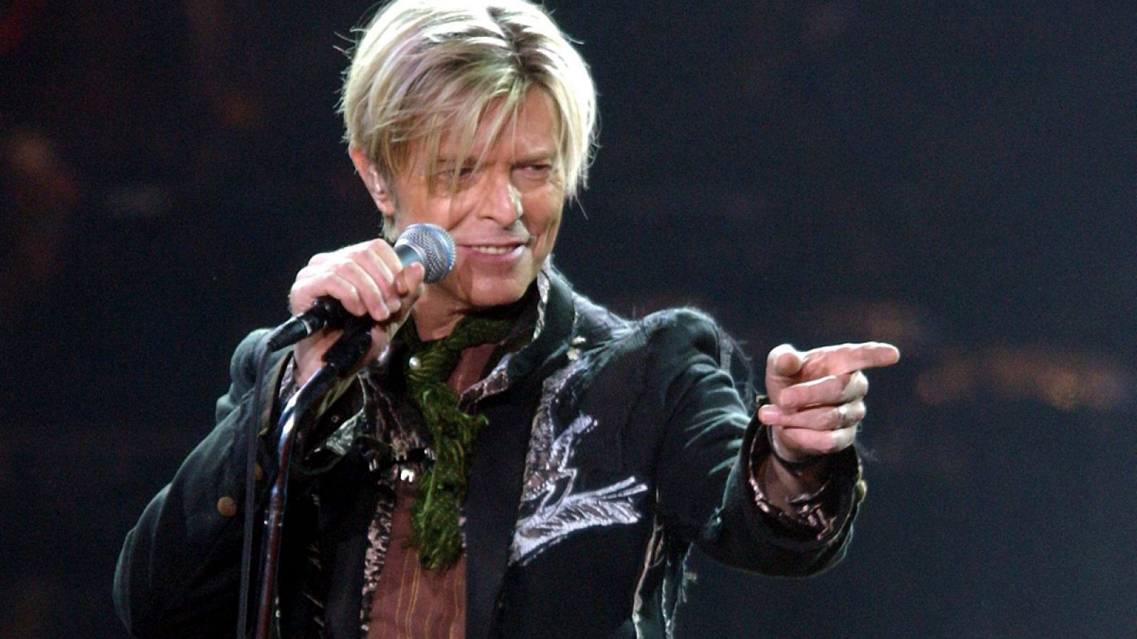 David Bowie durante un concierto en 2003