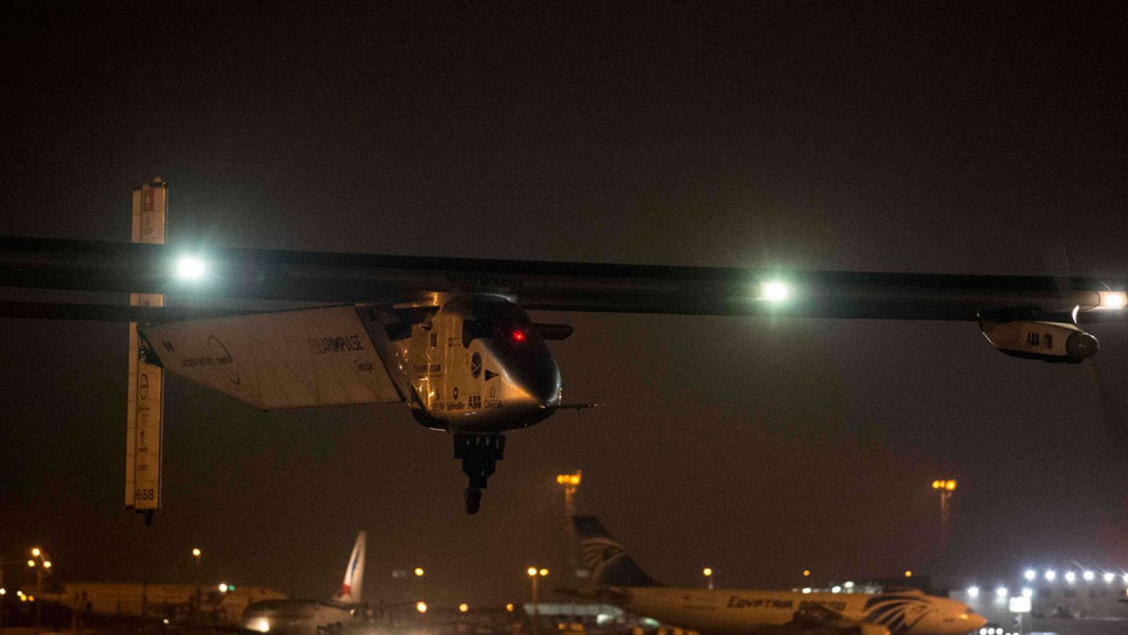 Imagen del Solar Impulse II en su despegue desde El Cairo