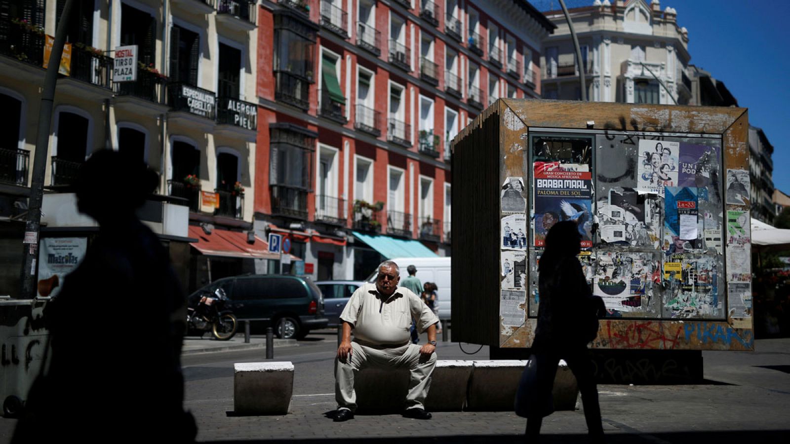 Un hombre sentado en la calle