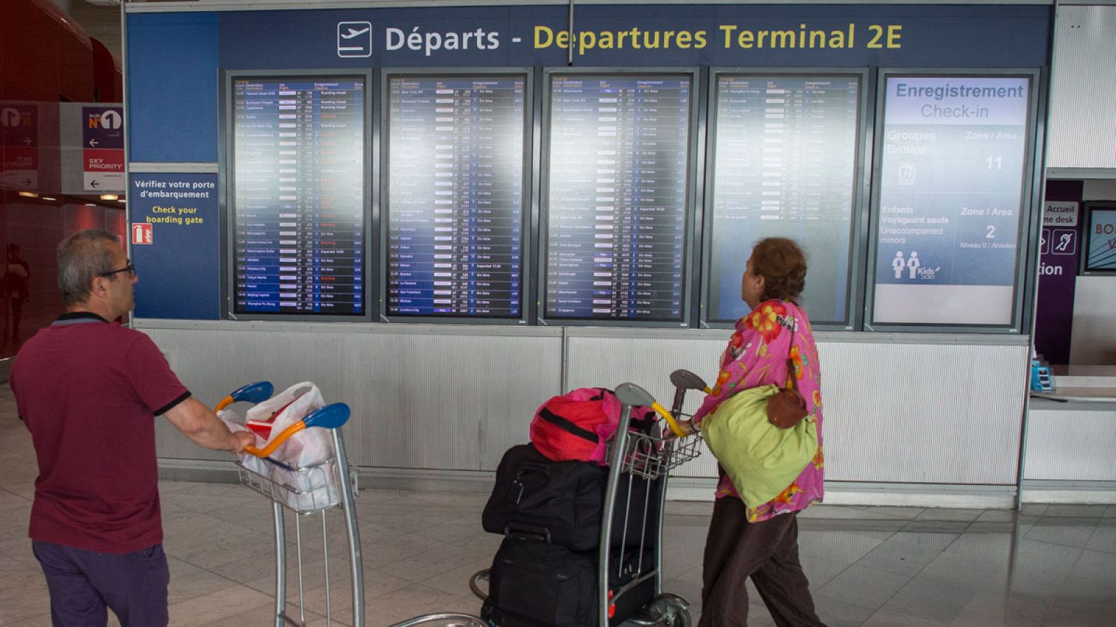 Panel con vuelos cancelados en el aeropuerto parisino Charles de Gaulle