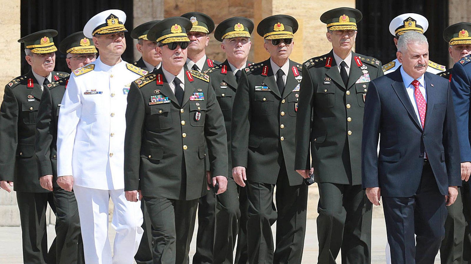  El primer ministro turco, Binali Yildirim, y miembros del Consejo Supremo Militar,visitan este jueves el mausoleo de Mustafa Kemal Ataturk en Ankara. 