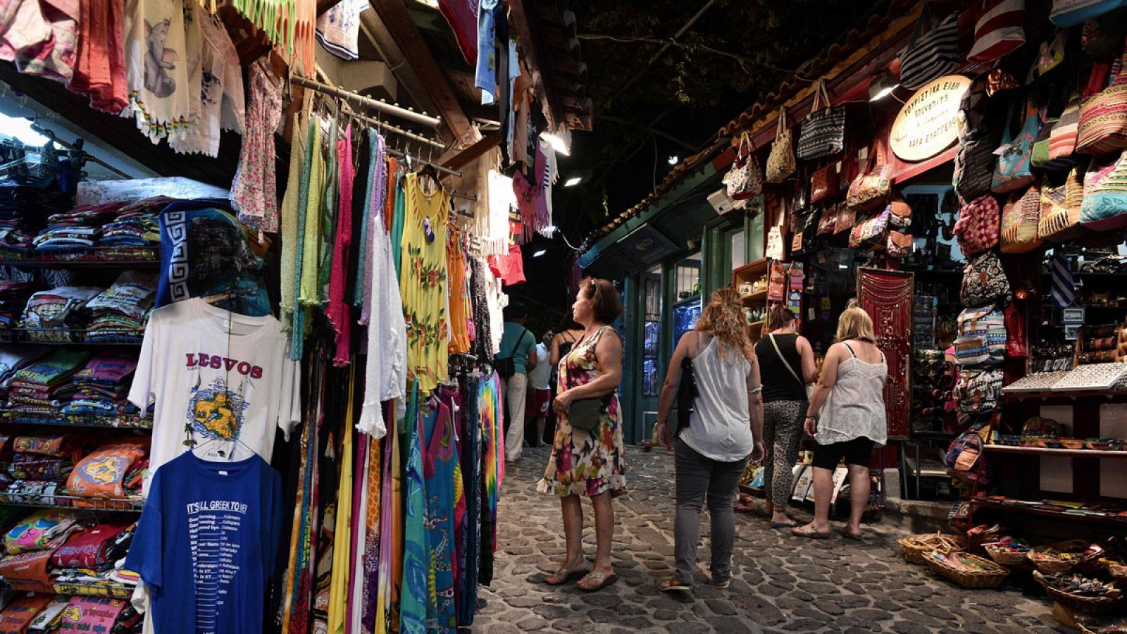 Una calle comercial en la isla griega de Lesbos