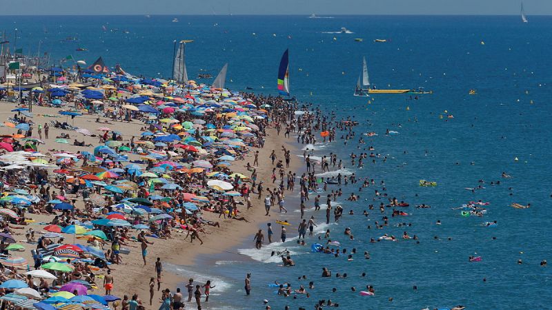 Turistas en la playa de Callella, al norte de Barcelona