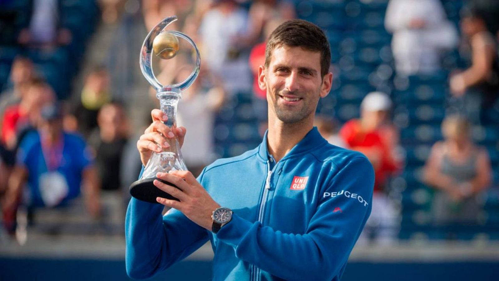 Novak Djokovic, levantando el trofeo del Masters 1000 de Toronto