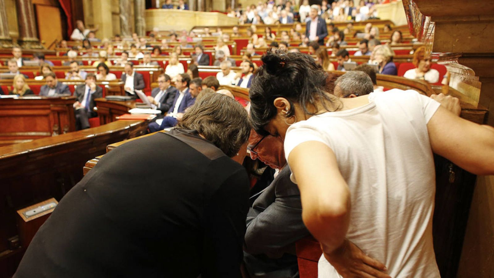 Las diputadas de la CUP, Anna Gabriel (d) y Gabriela Serra (i), en el Parlament catalán