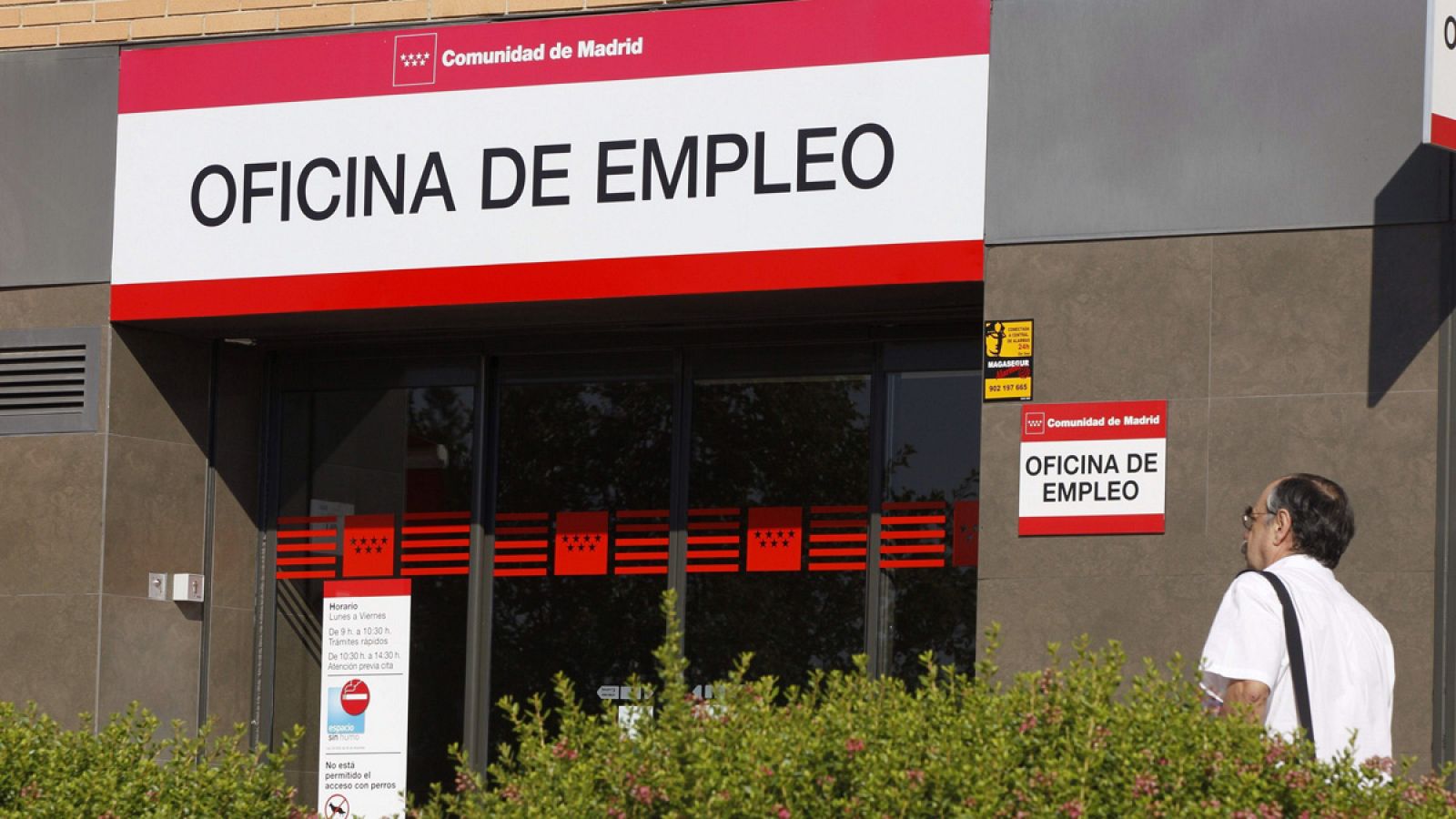 Vista de la entrada de una oficina de empleo en Madrid