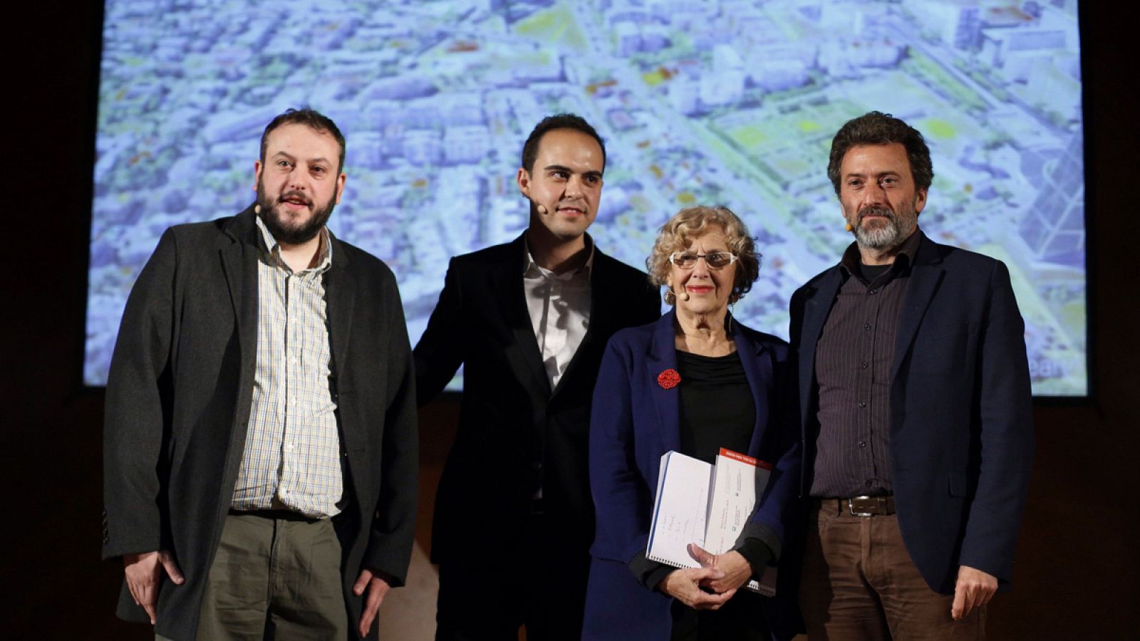 La alcaldesa de Madrid, Manuela Carmena, junto a los concejales del Ayuntamiento de Madrid, Mauricio Valiente, Guillermo Zapata y José Manuel Calvo, durante la presentación del proyecto Madrid Puerta Norte