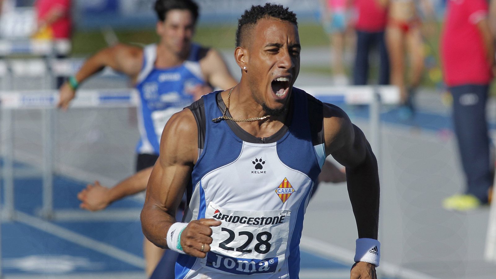 Orlando Ortega, celebra su triunfo en los 110 metros vallas en el campeonato de España. El hispanocubano ha recibido el permiso de participar en Río 2016 bajo la delegación española.