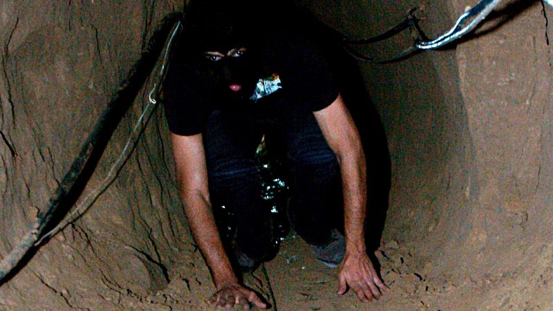 Un miliciano palestino pasa en 2008 por un túnel excavado entre Rafah, al sur de la Franja de Gaza, y Egipto