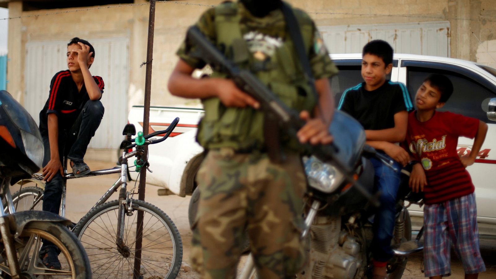 Niños palestinos contemplan una manifestación organizada por Hamás en Gaza