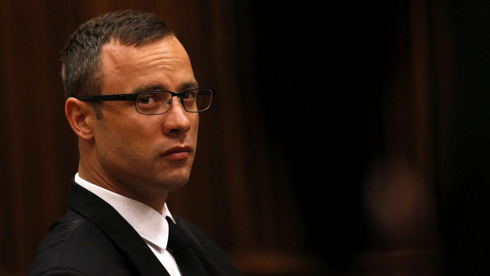 Pistorius en el banquillo de los acusados antes del comienzo de su juicio en Pretoria