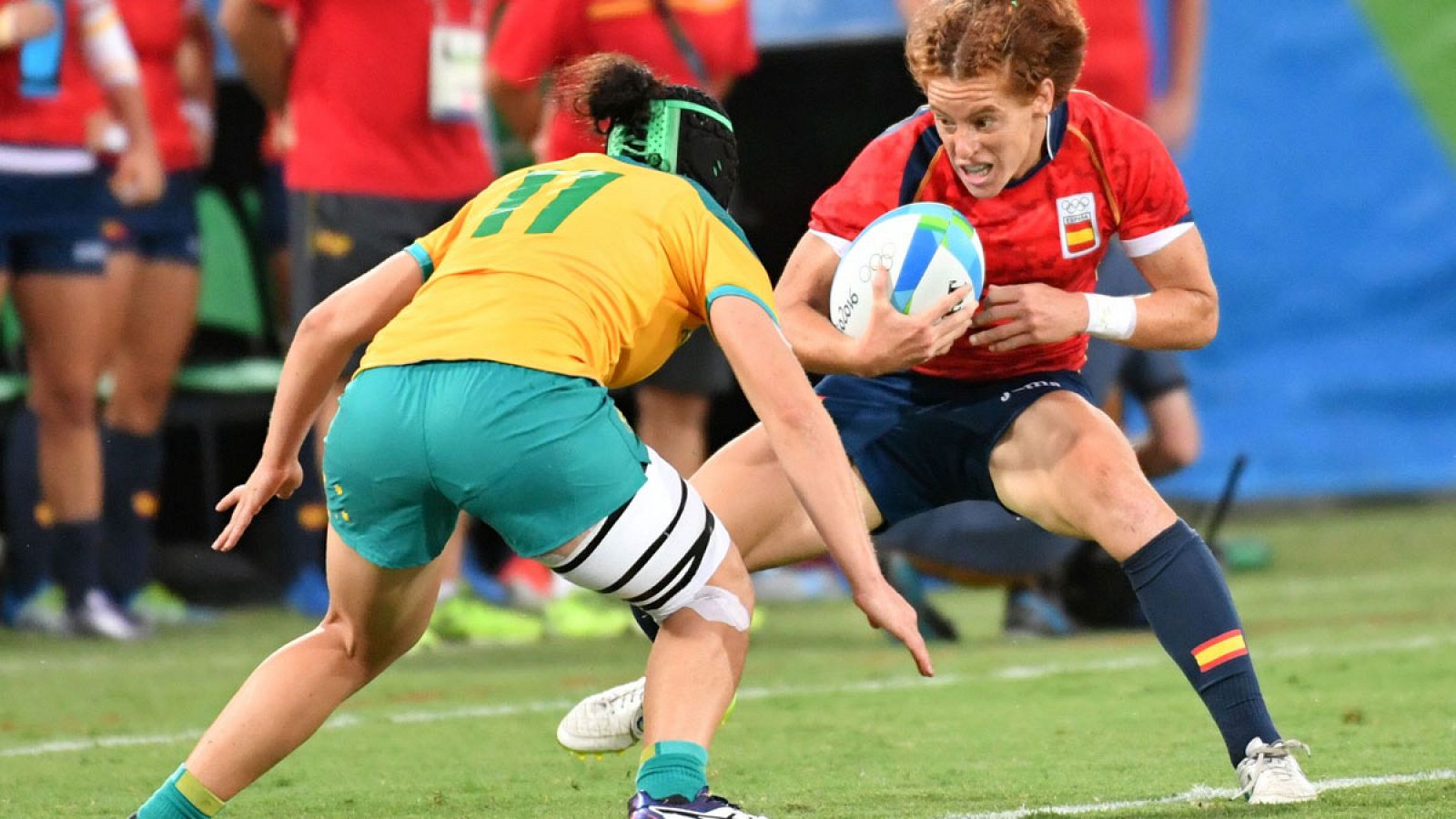 La jugadora española de rugby 7 Barbara Pla ante la australiana Emilee Cherry