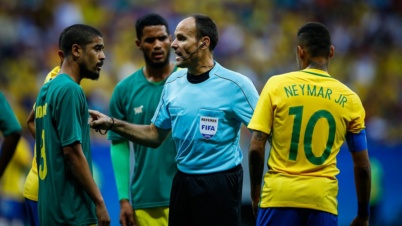 Mateu Lahoz arbitrando el primer partido de la anfitriona Brasil