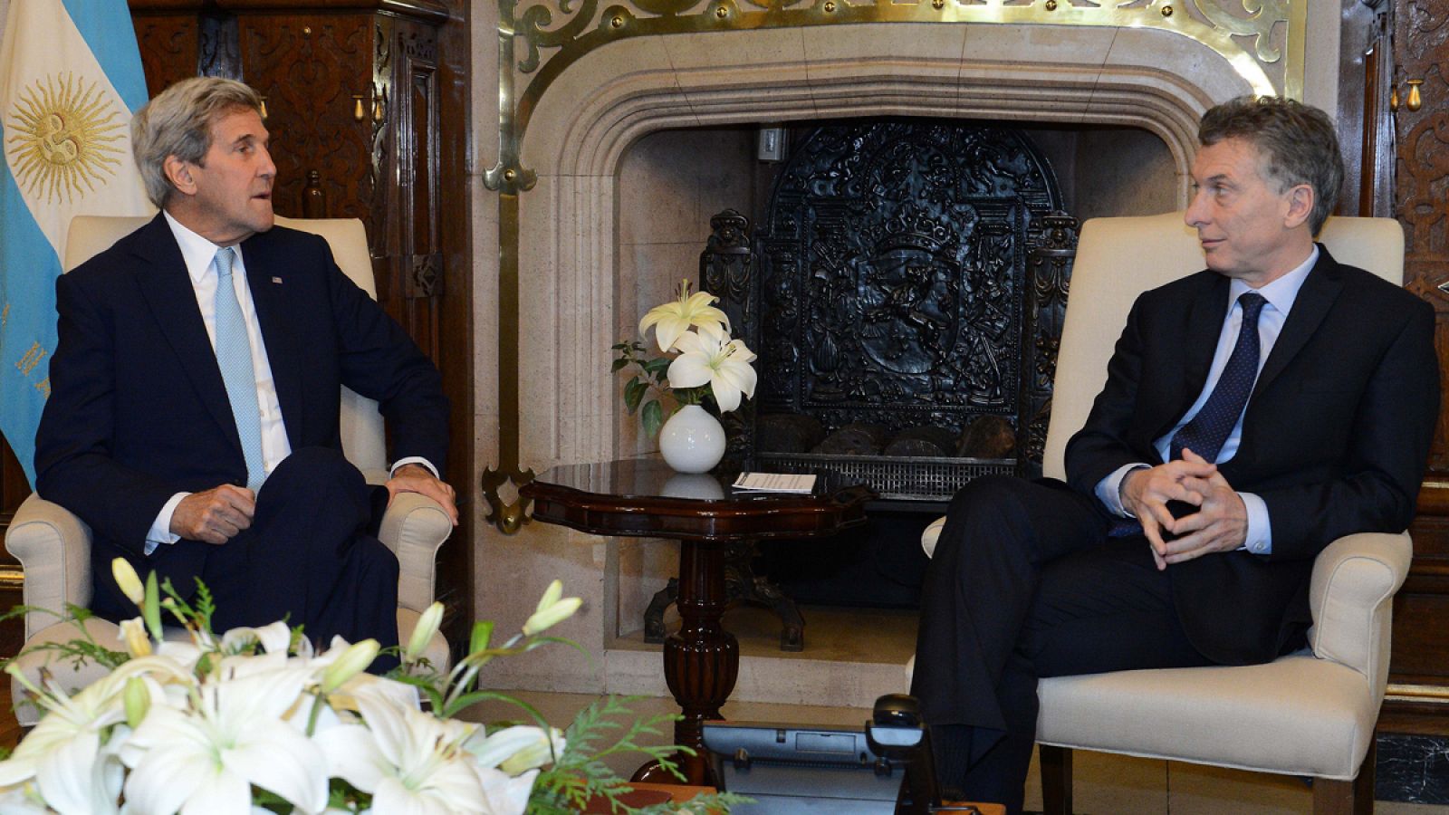 El secretario de Estado estadounidense, John Kerry, entregó los documentos desclasificados al presidente argentino, Mauricio Macri.