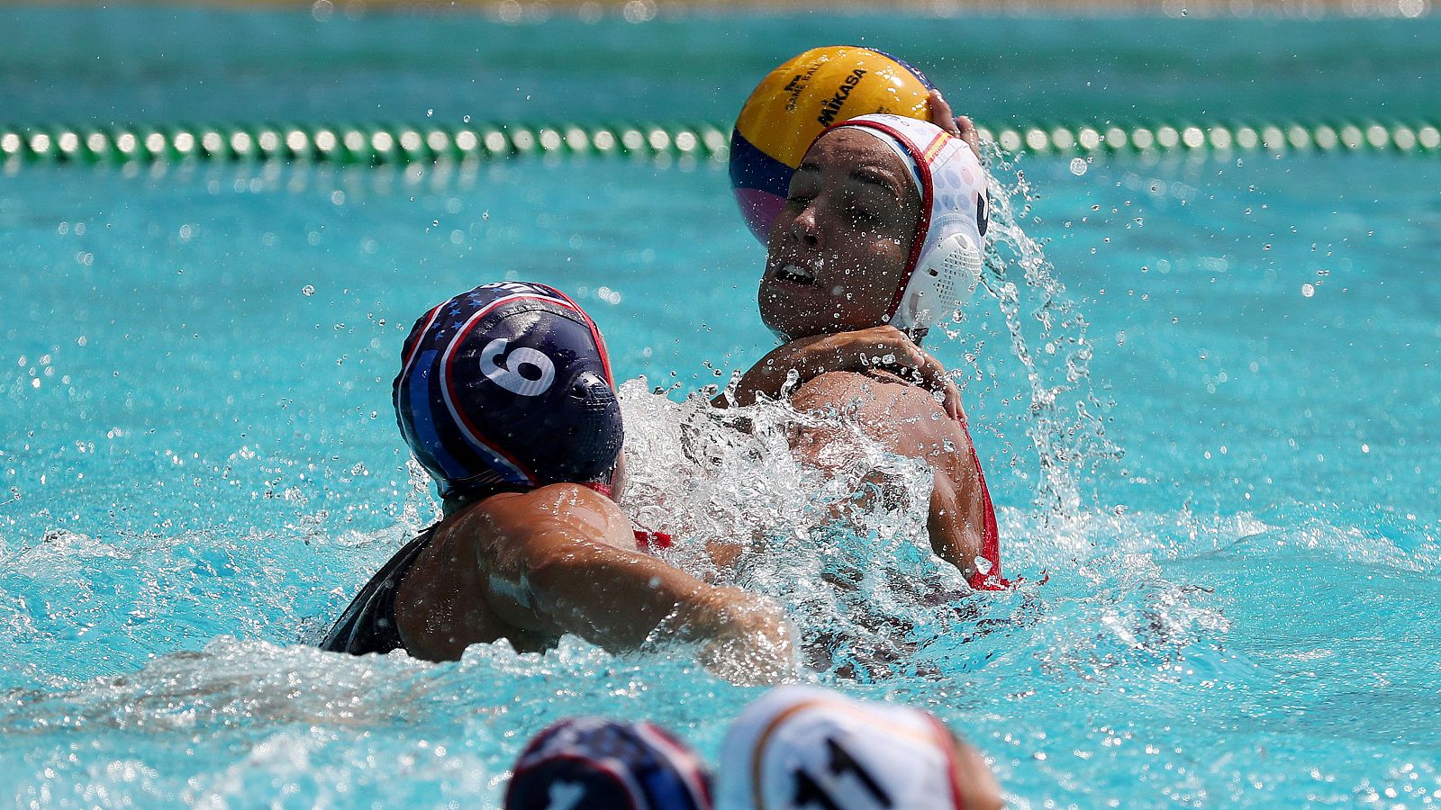 La jugadora de waterpolo Anna Espar disputa un balón en el partido de debut frente a Estados Unidos. Las españolas han caído derrotadas por 11-4.