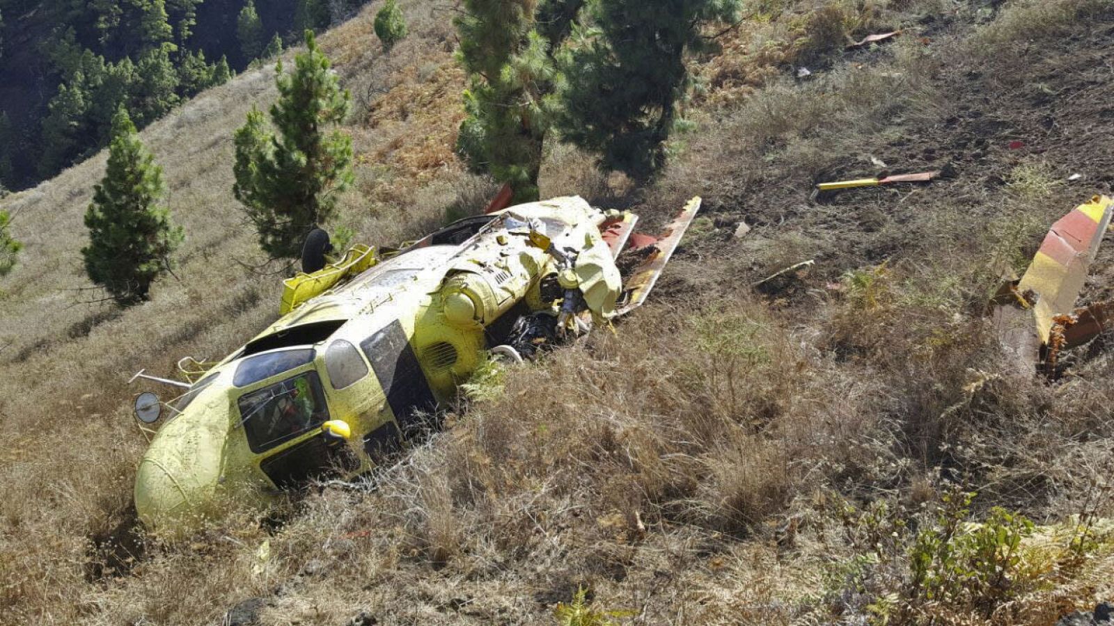 Imagen del helicóptero accidentado durante las labores de extinción del incendio en La Palma