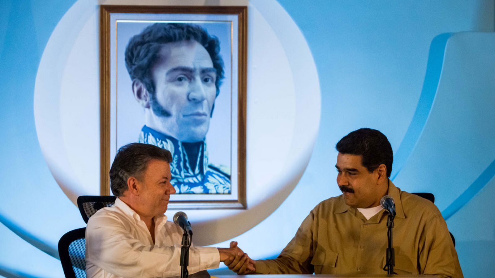 El presidente Colombia, Juan Manuel Santos (i), durante un encuentro con su homólogo venezolano, Nicolás Maduro (d), en Puerto Ordaz (Venezuela).