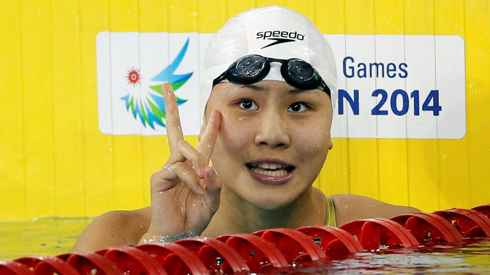 Nadador positivo, con gafas de natación y gorro de baño