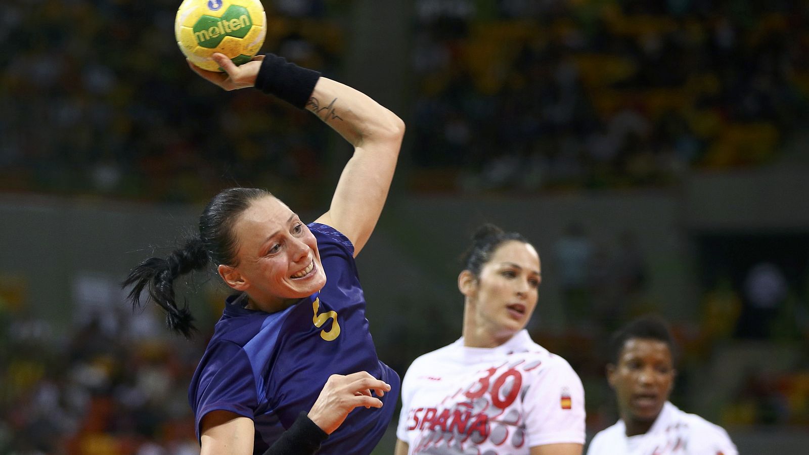 La selección femenina de balonmano ha caído derrotado frente a Rumanía (24-21) y tendrá que certificar el pase a cuartos de final venciendo a Angola.
