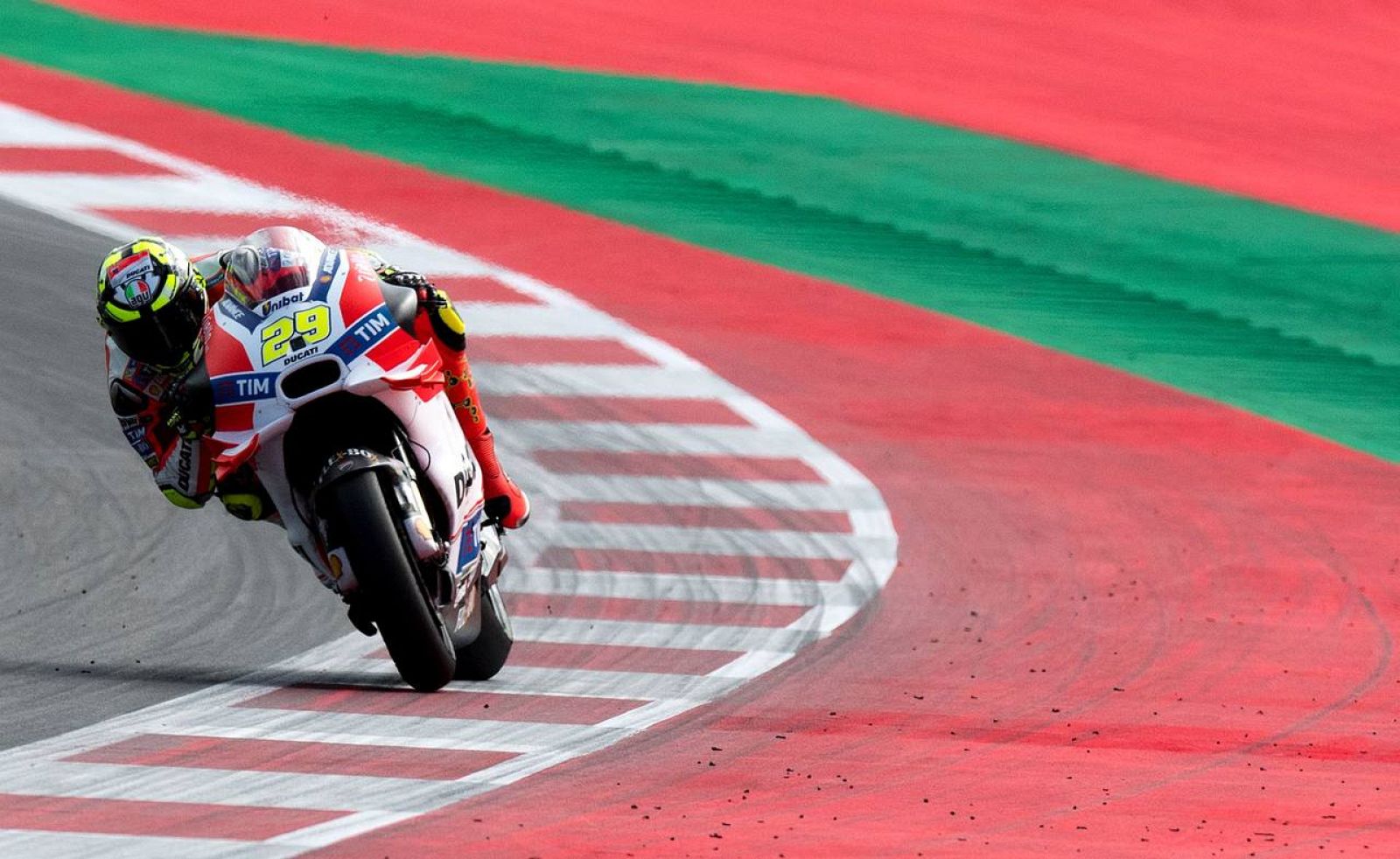 Andrea Iannone 'volado' sobre la pista austriaca.