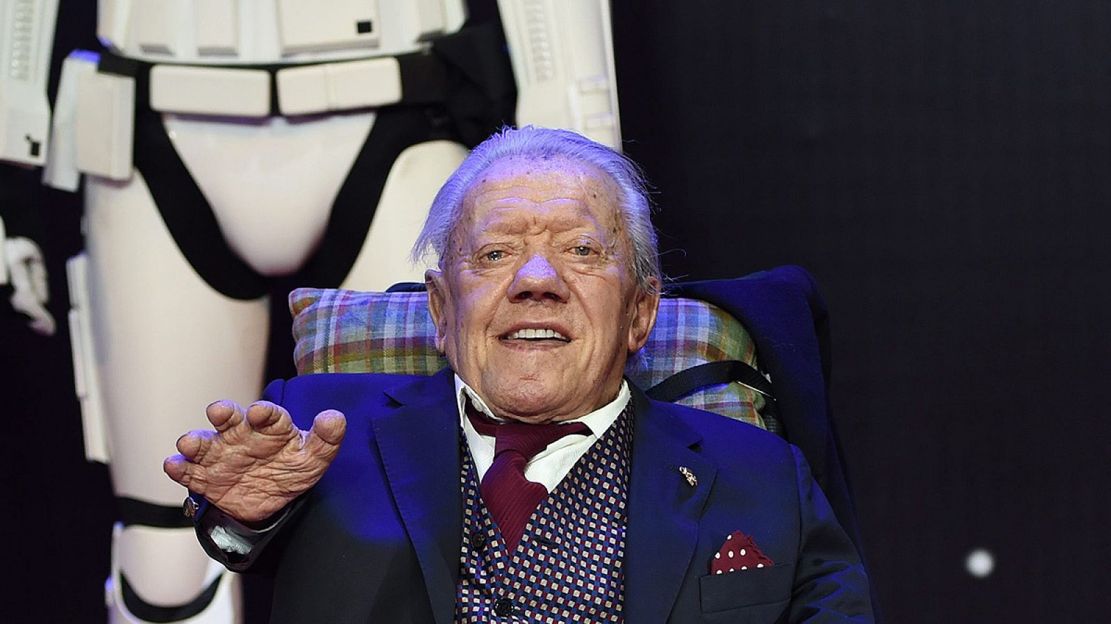 Muere Kenny Baker, el actor que dio vida a R2-D2 en 'Star Wars'