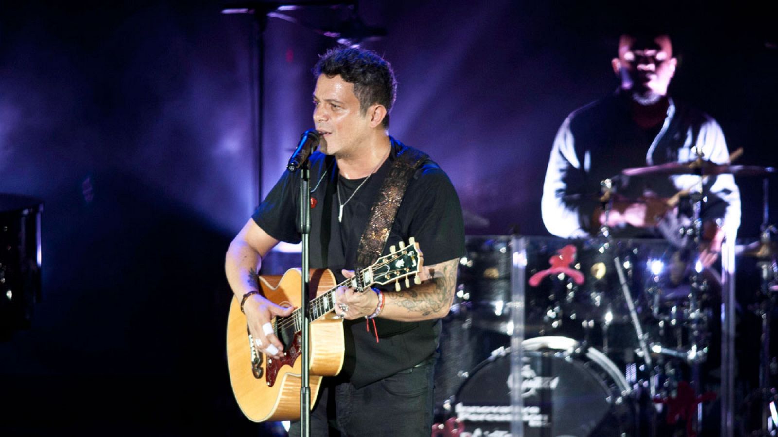 El cantante y compositor Alejandro Sanz durante su concierto en el Festival de Cap Roig, que se celebra en Palafrugell (Girona).