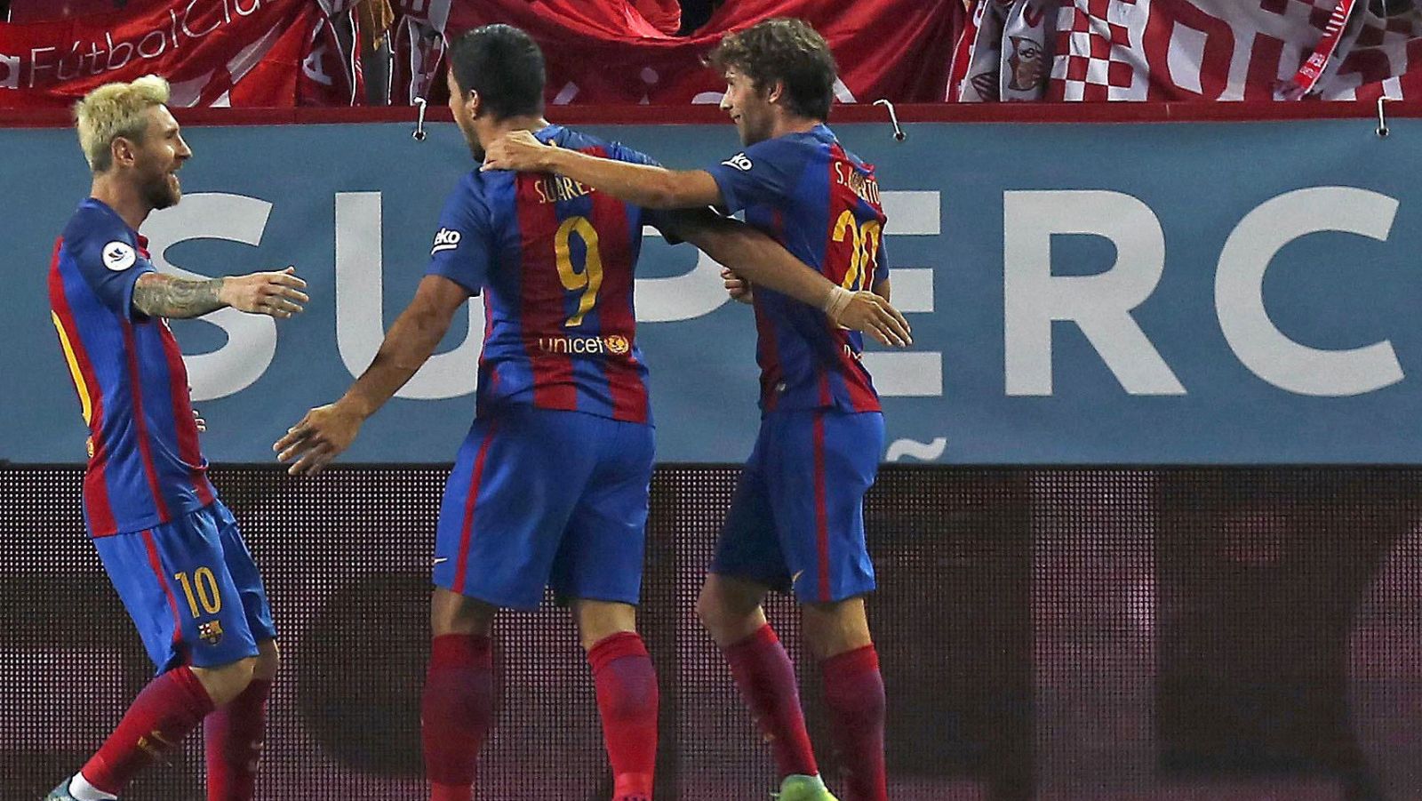 Luis Suárez celebra con sus compañeros el primer gol