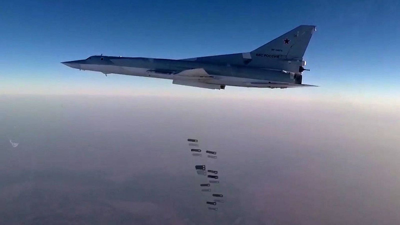  Imagen tomada de un vídeo del Ministerio de Defensa ruso que muestra un bombardero TU-22M3 lanzando bombas sobre Siria. EFE/EPA/Servicio de prensa del Ministerio de Defensa Ruso. 