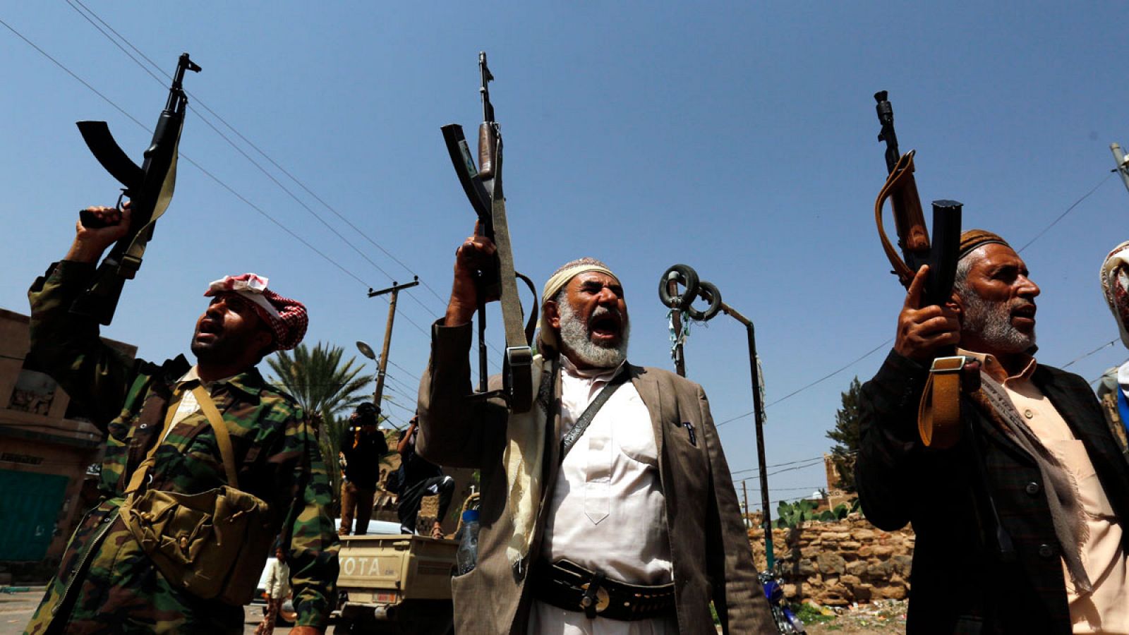 Yemeníes armados participan en Saná en una protesta a favor de los rebeldes hutíes y contra el ataque aéreo de la coalición liderada por Arabia Saudí a un hospital.