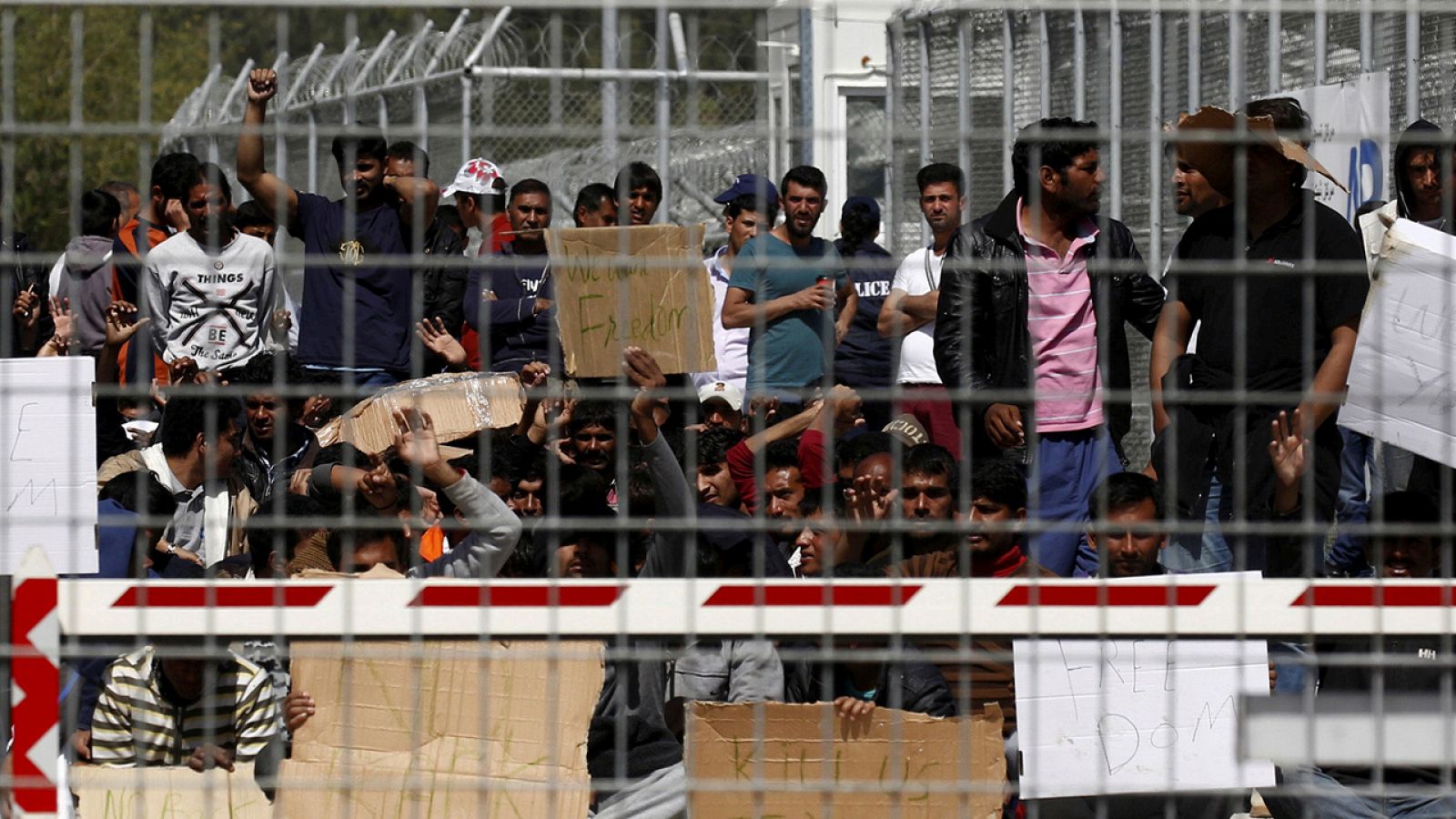 Migrantes en el centro de registro de Moria en Lesbos, Grecia, se manifiestan contra su envío a Turquía